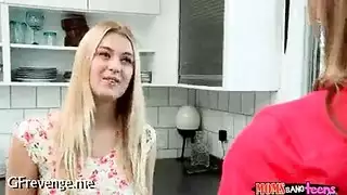 ملفاية شقراء تغير من بنتها و تشاركها نيك صاحبها و أسخن سكس ثلاثي
