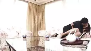 نيك محارم اسيوي حار جدا و اب يهجم على بنته الجميلة الحسناء يقبلها ثم ينيكها