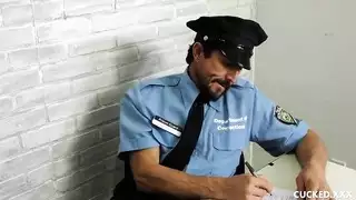 جنس غابة الإسمنت: رجل يهيمن على سجينة