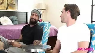 شاب يهيمن على أم صديقه في مضاجعة قوية