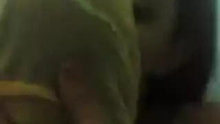ناضجة وفتى شاب في مشهد إباحي صريح
