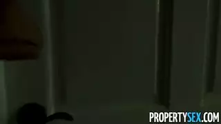 تحدق بعيونها الزرقاء وهي تبتلع قضيبًا في حلقها