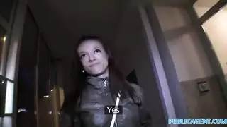 ليست جميلة الوجه لكنها تأخذه في المؤخرة بقوة