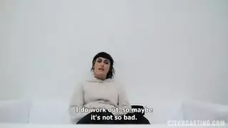 هي تحب أن تشعر بقضيب سمين يمتد في حلقها