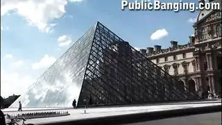 هوس جنس فموي علني: السمراء تحب القضيب