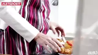عاهرة أنيقة تأخذ قضيبين في وقت واحد