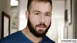 فم مفاجئ مملوء بقضيب عملاق نابض
