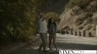 فرجها الصغير يحتاج للصبر من أجل جلسة جنس عنيفة