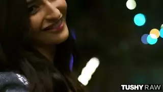 عاهرة صغيرة تتعرض للضرب بعمق في أجزائها الخاصة