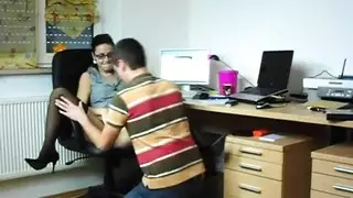 روتين يومي: جنس صريح على المكتب