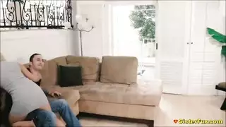 شقراء تحصل على مهبلها الضيق يُدق بقوة في جنس خشن