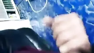 بظرها الحساس يتم تدليكه ومداعبته بعنف