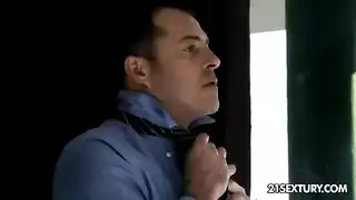 يداها على مهبلها المبلل، تشعر بأقوى هزة جماع