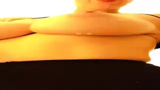 مص على الركبتين يؤدي إلى نكاح عنيف مع الشقراء مايكلز