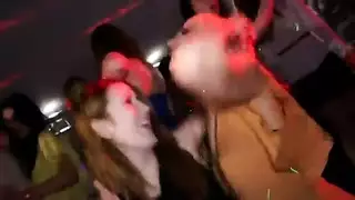 jizz يتم امتصاص الحب الساحر المثير والامتصاص مع شريك على الأرض