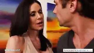 اختراق عميق: كسها يرحب بقضيبه المحب