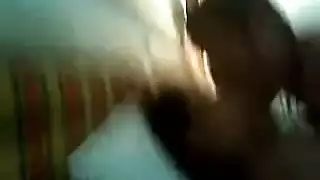 نائب الرئيس العربي يخرج عضوه الذكري لتصوير إباحي مجاني