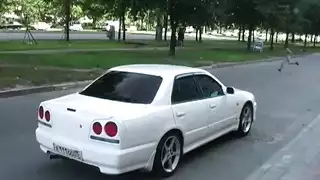 الفرخ بصورة عاهرة مع الثدي الصغيرة والحلمات مرح هو الحصول على مارس الجنس من الظهر ويئن