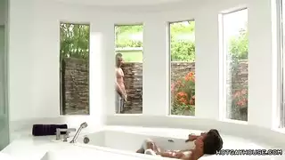 قام الرجل بمضايقة ابن صديق والدته في منتصف الليل ، قبل مص قضيبه