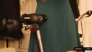 راجل ينيك بنته بالتبني بعد ما يهيج على طيزها أثناء تعليمها سواقة الدراجة