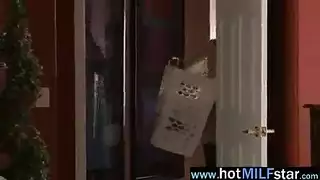 الميلفاية السوداء عايزة زب كبير يريح كسها الجائع و تستمني بالزب المطاطي الضخم الميلفاية السوداء عايزة زب كبير يريح كسها الجائع و تستمني بالزب المطاطي الضخم