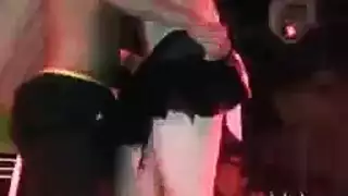 شقراء صينية مذهلة تمتص بلطف ديكًا صلبًا في الصخور ، بينما في وضع هزلي شقراء صينية مذهلة تمتص بلطف ديكًا صلبًا في الصخور ، بينما في وضع هزلي