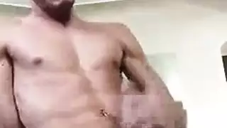 كان الرجل الوسيم يخون زوجته أثناء وجوده الثلاثي غير الرسمي في غرفته في الفندق.