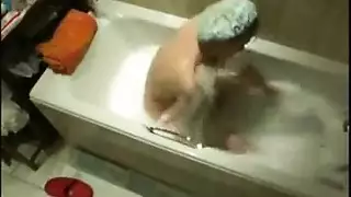 تستمني في الحمام بكل محنة و كسها ساخن و هي تتغنج و حبيبها يصورها سرا تستمني في الحمام بكل محنة و كسها ساخن و هي تتغنج و حبيبها يصورها سرا