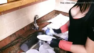 زوجة سكسية نار تجبر زوجها بانوثتها و جمالها ان ينيكها بقوة في المطبخ و يهجم عليها