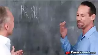 اثنان من المعلمين الشقراء يمارسون الحب مع طالبهم الوسيم الذي يحب مص قضبانهم. اثنان من المعلمين الشقراء يمارسون الحب مع طالبهم الوسيم الذي يحب مص قضبانهم.