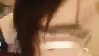 اثنين من الفتيات الساخنة التدخين يدقون بشغف الهرة بعضهم البعض في سرير ضخم. اثنين من الفتيات الساخنة التدخين يدقون بشغف الهرة بعضهم البعض في سرير ضخم.
