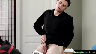 اثنان من مثليات المدرسة الثانوية الشقيين يتبادلان بعضهما البعض بينما لا يراقبهما أحد أثناء العمل اثنان من مثليات المدرسة الثانوية الشقيين يتبادلان بعضهما البعض بينما لا يراقبهما أحد أثناء العمل