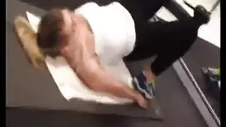 كتكوت رياضي شقراء عارية مع زوج ضخم من البطيخ يفرك الديوك الضخمة من خلال ثقب المجد