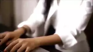 سيدة مكتب قرنية فرك بلطف قضيبًا صلبًا ، أمام رئيسها ، في مكتبه