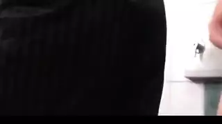 الرجال مثلي الجنس قرنية في غرفة المعيشة لديهم بعض المرح أمام الكاميرا الرجال مثلي الجنس قرنية في غرفة المعيشة لديهم بعض المرح أمام الكاميرا