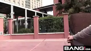 شاب يعلم حبيبته كيف تستمني بالزب الرعاش ثم ينيكها بحرارة حتى يجيب ظهرهم