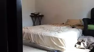 رجل متزوج يمارس الجنس مع كتكوت صغير أقرن لأول مرة ، بينما يقف بجانبه رجل متزوج يمارس الجنس مع كتكوت صغير أقرن لأول مرة ، بينما يقف بجانبه