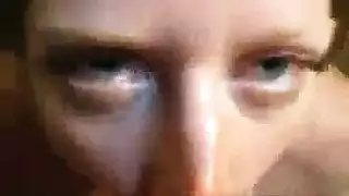 جميل شقراء في سن المراهقة، جيمي فولز، يحب اللعب مع ثديها الكبير، بينما على الأريكة جميل شقراء في سن المراهقة، جيمي فولز، يحب اللعب مع ثديها الكبير، بينما على الأريكة
