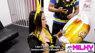 امرأة مفلس تنخفض وقذرة مع ضابط شرطة مزيف في الاحتفال بالعام الجديد