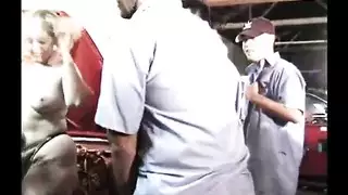 الميكانيكية يحفلوا علي زبونة متناكة مليانة أوي و حفلة جنس جماعي في الورشة