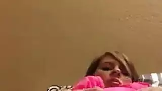 فتاة قرنية ذات شعر قصير ، نزلت آريا فاي على ركبتيها ووقعت الحب مع صديقتها المقربة فتاة قرنية ذات شعر قصير ، نزلت آريا فاي على ركبتيها ووقعت الحب مع صديقتها المقربة