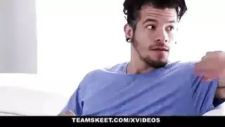 أخ منحرف شاذ عاري زانق اخته وراء الباب وشغال نيك في كسها و زوج أمه يضبطه