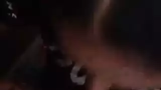 مراهقة جميلة من خشب الأبنوس ترتدي نظارات راكعة على الأرض وتمتص قضيبًا أبيض كبير مراهقة جميلة من خشب الأبنوس ترتدي نظارات راكعة على الأرض وتمتص قضيبًا أبيض كبير