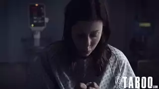 بعد أن تم سحبها من قبل عدة رجال ، جلست عن طيب خاطر على ركبتيها بعد أن تم سحبها من قبل عدة رجال ، جلست عن طيب خاطر على ركبتيها