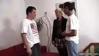 رجل ديوث يشاهد زوجته الشابة ينيكها صاحبه الشاب ويستمتع بالبصبصة و السكس الثلاثي