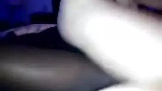 الرجل الأسود بعصا اللحم أخذ للتو لعقًا من امرأة سمراء شابة ساخنة على مكتب المكتب