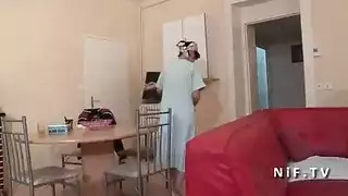 سكس أمهات ساخن جداً مع أم فرنسية ممحونة تغري شاب بنيك كسها من الخلف بسخونة