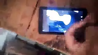 امرأة سمراء رائعة، آني لي حصلت على جرعةها اليومية من اللعنة في سريرها قبل أن تحصل على شاعر المليون.