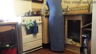 تتيح زوجة الأب العربية لزوجة ربيب قرنية الحصول على سرعان ما في المطبخ