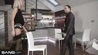 فاتنة شقراء مغرية في الأزهار، معطف شقراء هو ركوب رجل صخرة شاب الصخور فاتنة شقراء مغرية في الأزهار، معطف شقراء هو ركوب رجل صخرة شاب الصخور